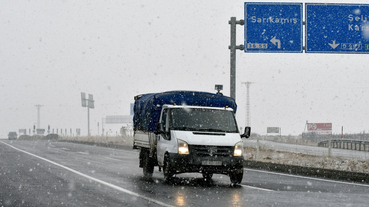 Sarıkamış beyaza büründü