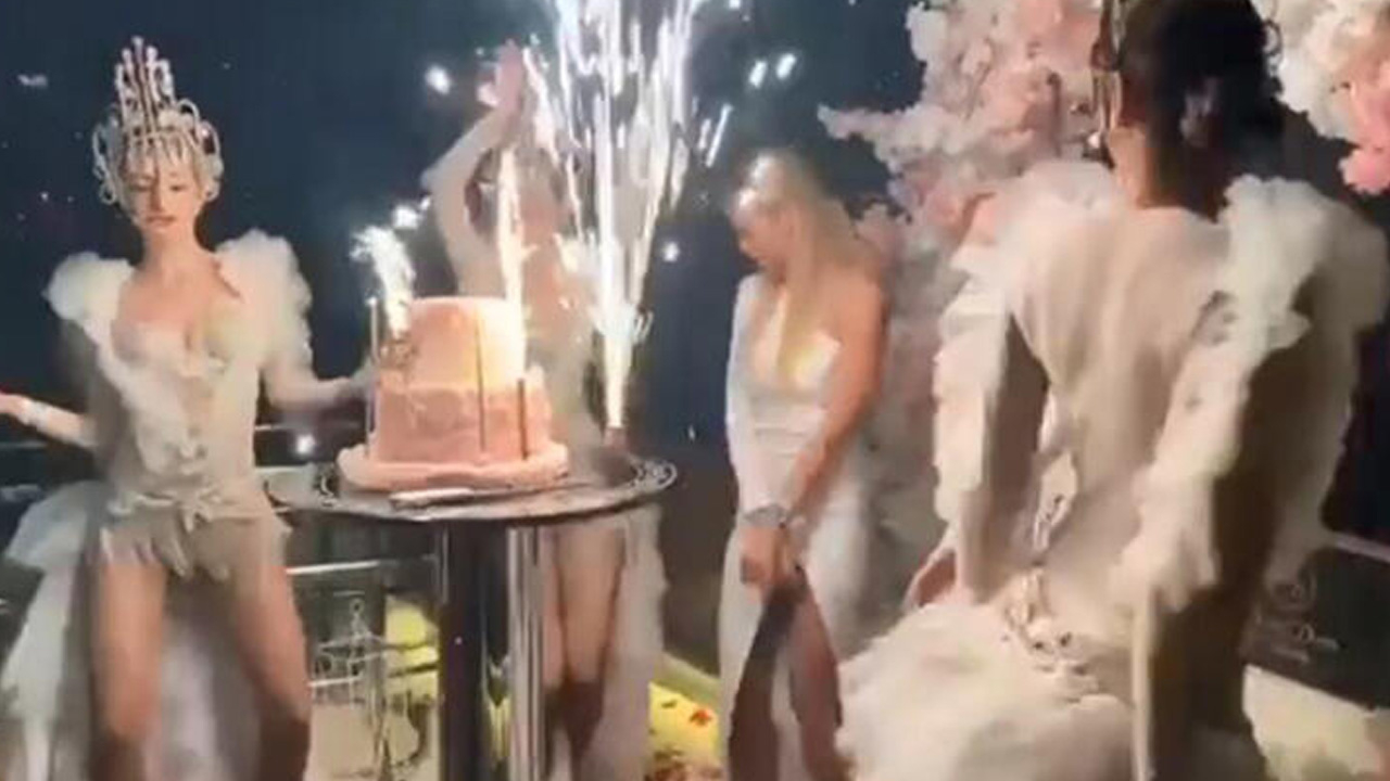 Boğaz'da lüks yatta parti!