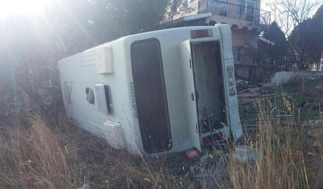Silivri'de taşıma belgesi olmayan öğrenci servisi devrildi: 14 yaralı