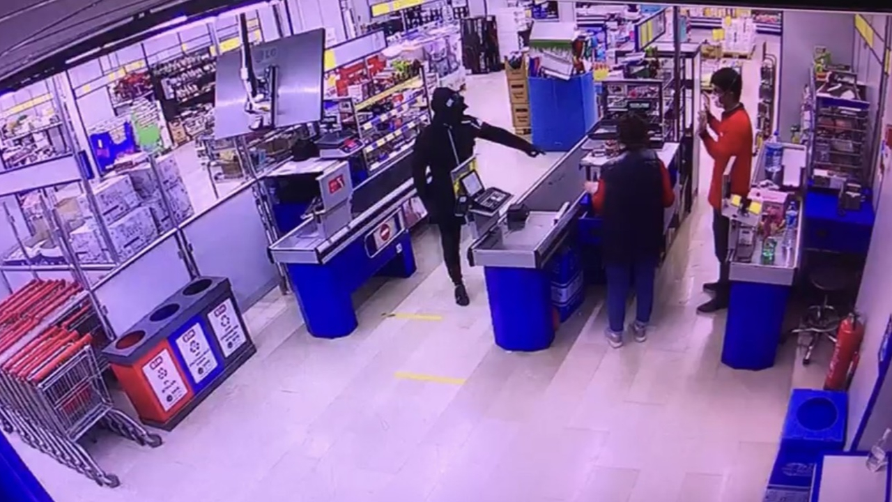 Esenyurt'ta silahlı hırsız paniği! Marketlere dadandılar
