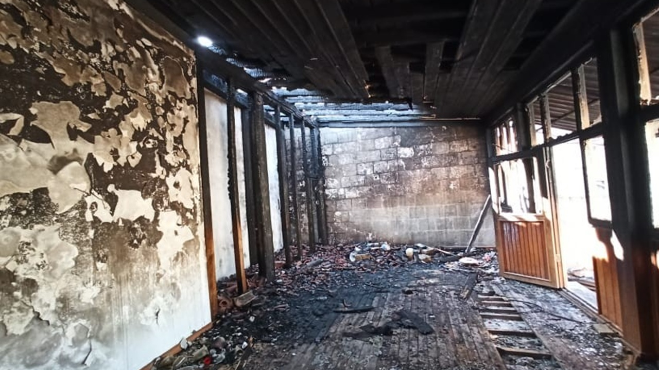 130 yıllık camiyi ateşe verdiler