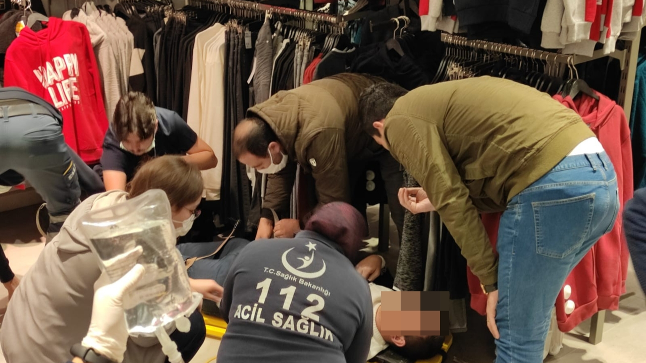 AVM'de dolaşırken çantadaki silah patladı