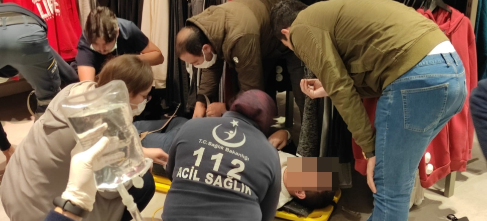AVM'de dolaşırken çantadaki silah patladı