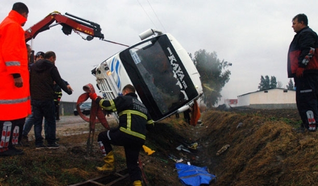 Adana'da minibüs takla attı: 1 ölü, 20 yaralı