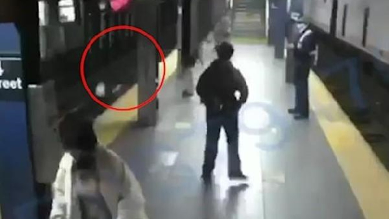 Korkunç olay! Tren bekleyen yolcuyu raylara itti