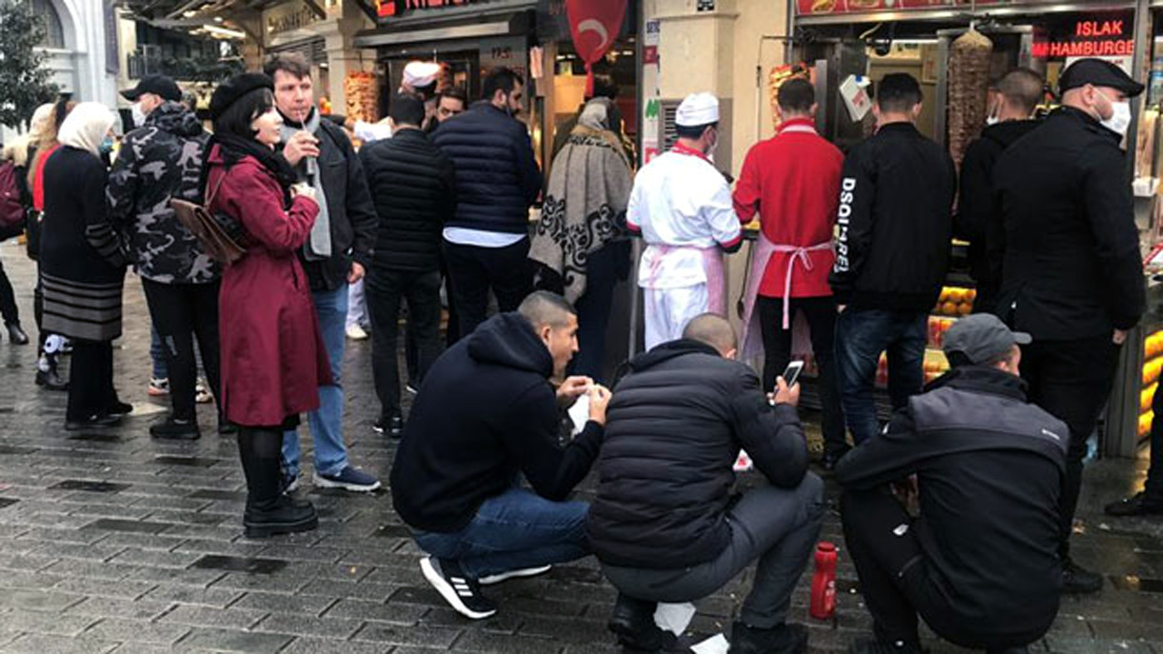 Taksim'de restoranların önü doldu taştı