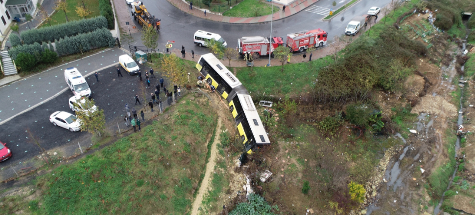 İETT otobüsü araziye uçtu