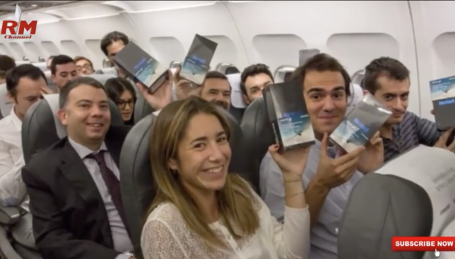 Samsung, İspanya uçuşunda tüm yolculara Note 8 dağıttı! İşte o anlar...
