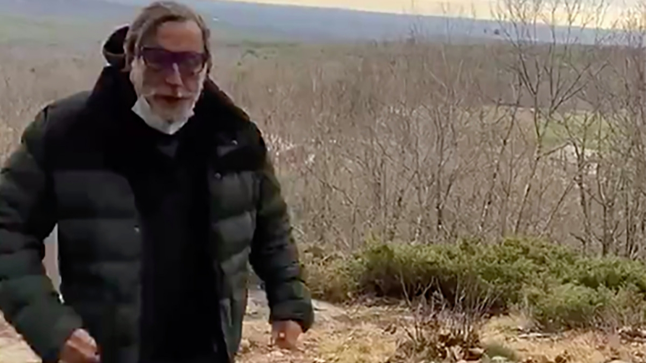 'Bende Covid var' dedi, yüzlerine tükürdü