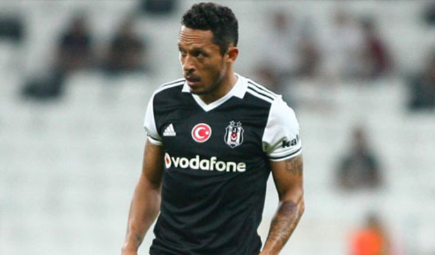 Adriano: Beşiktaş'ta oynamak bir keyif!
