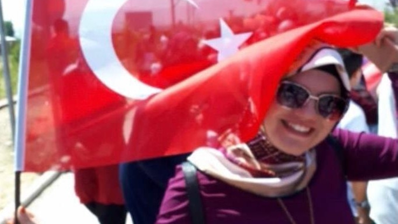 22 yaşındaki Ayşegül öğretmen koronavirüse yenildi