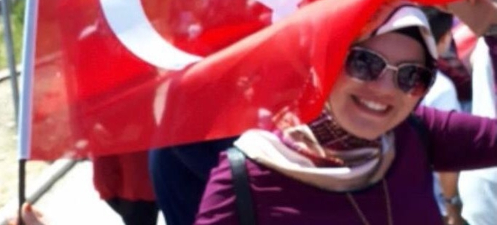 22 yaşındaki Ayşegül öğretmen koronavirüse yenildi