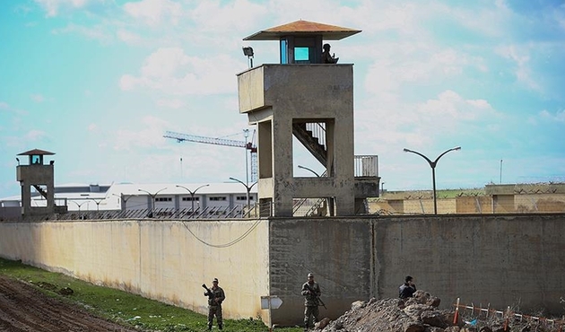 Kuledeki nöbetçi asker uyumaya gitmiş