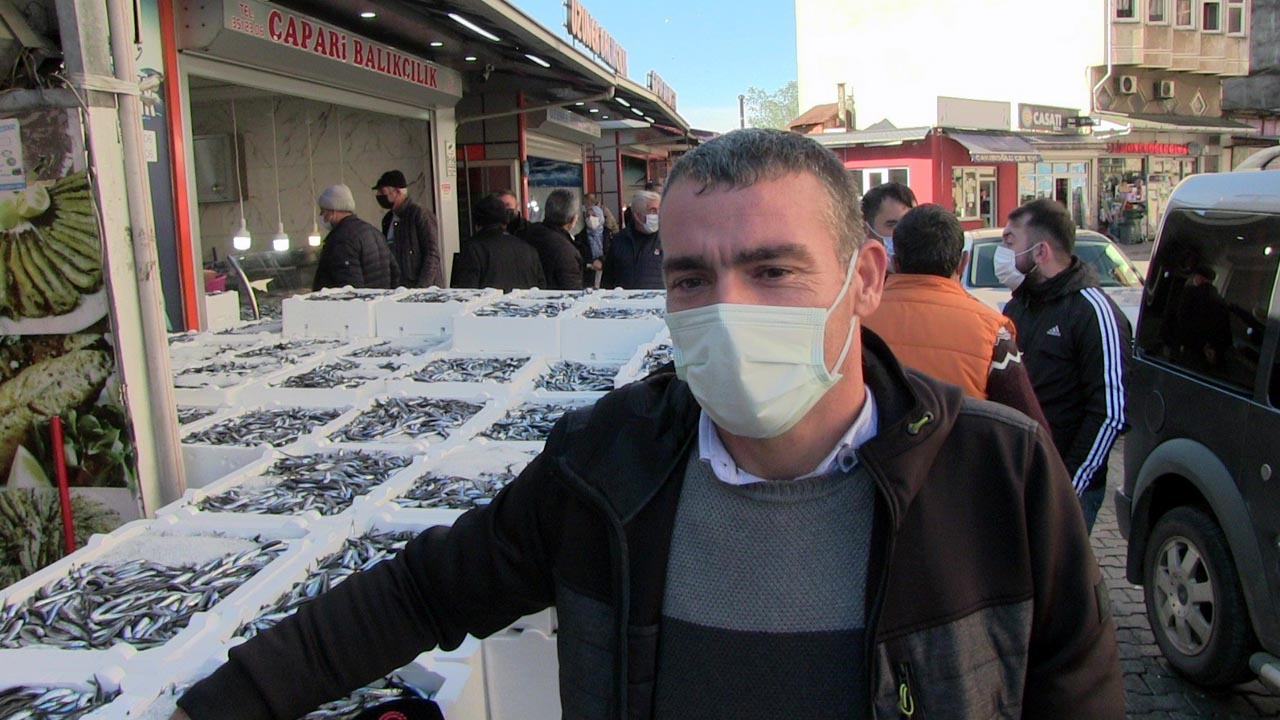 Artvin'de 15 liradan satılan hamsinin kilosu 3 TL’ye düşünce kuyruk oldu!
