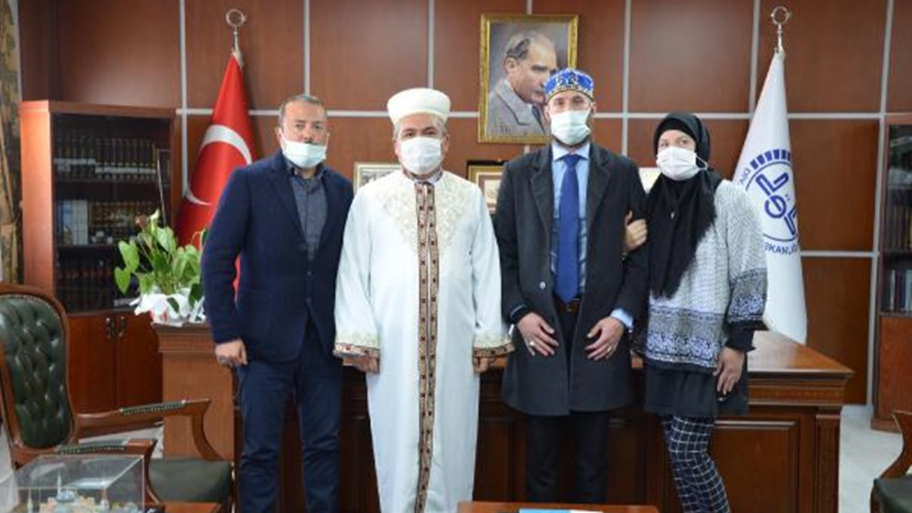 ABD'li anne ve oğlu, ezan sesinden etkilenerek Müslüman oldu
