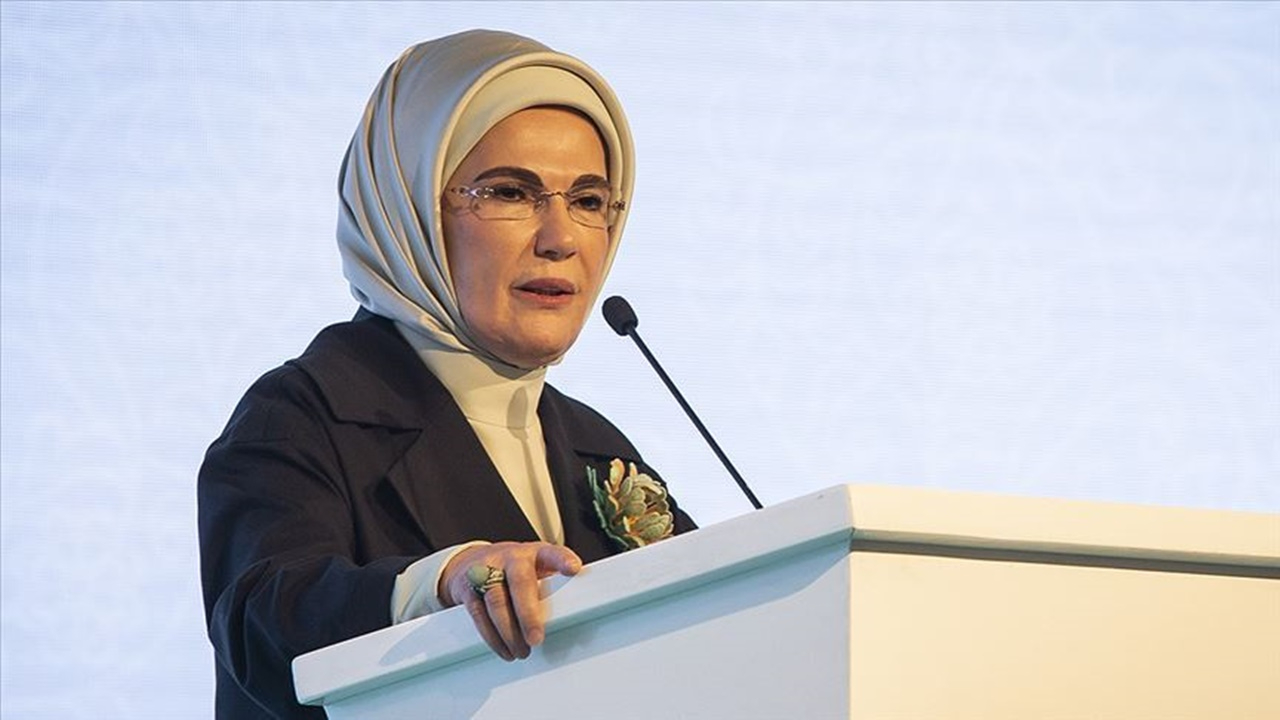 Emine Erdoğan: Sizin omuzlarınız bir ülkenin geleceğini taşıyor