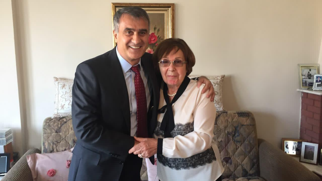 Şenol Güneş ilkokul öğretmenini ziyaret etti
