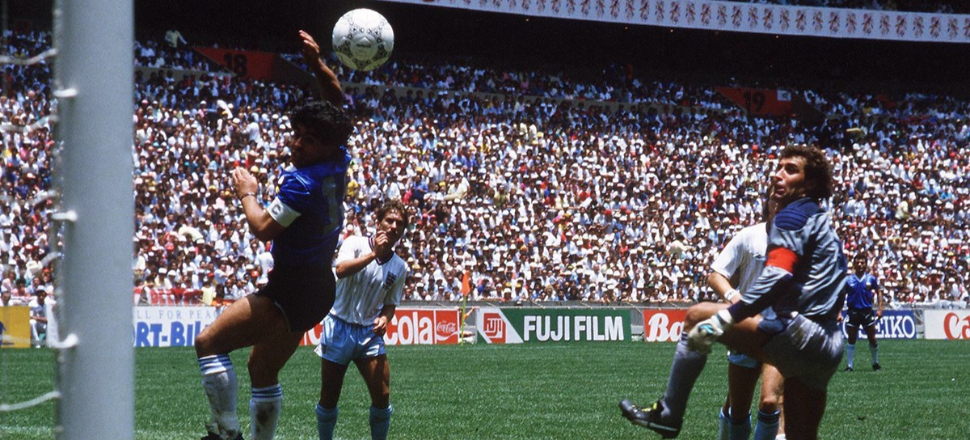 Efsane futbolcu Maradona hayatını kaybetti