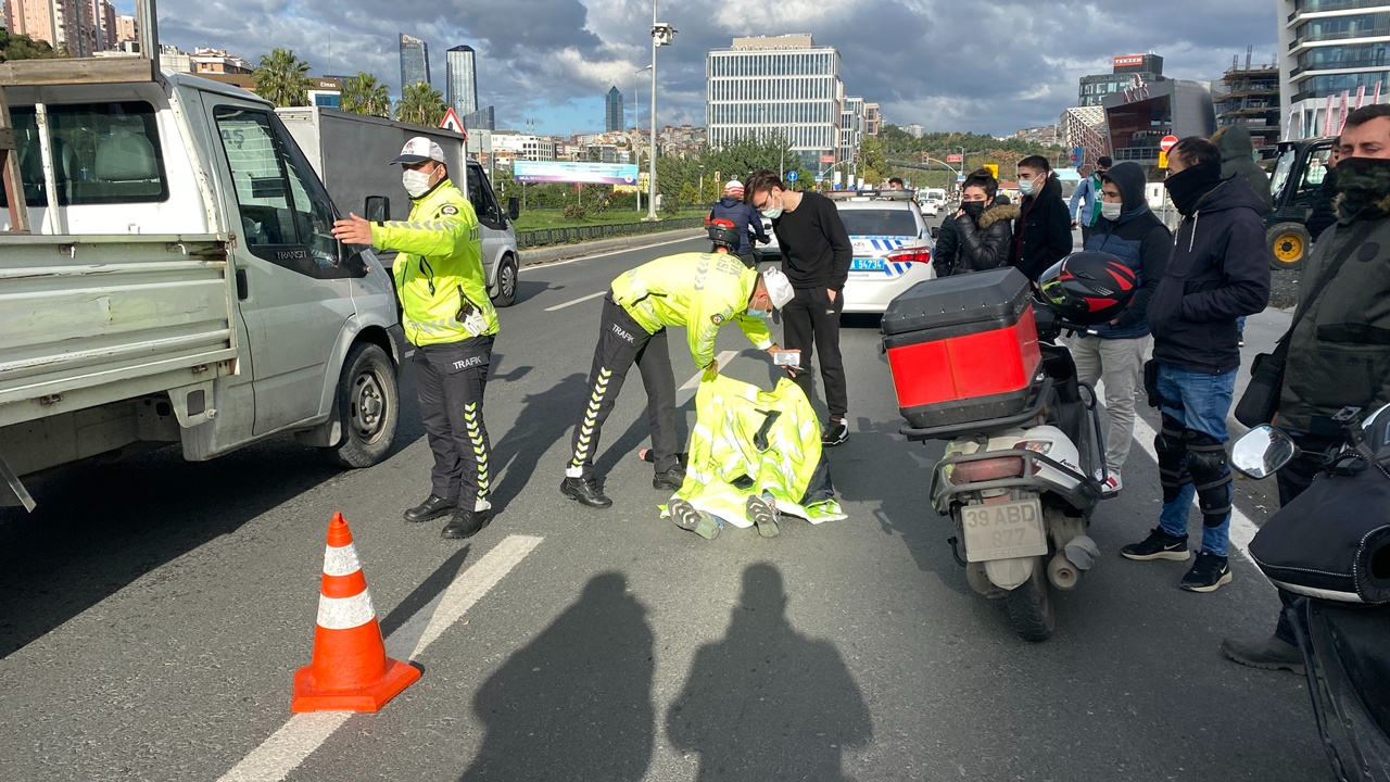 Trafik polisinden yaralı genç kıza insanlık örneği