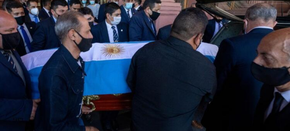 Maradona ailesinin yanına gömüldü