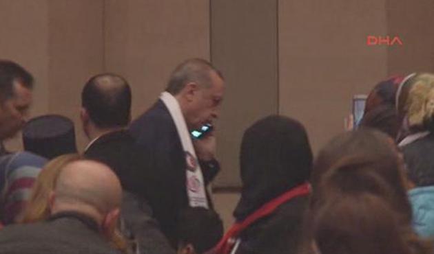 Erdoğan telefon gelince salondan böyle çıktı!