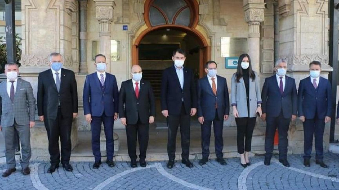 Bu fotoğraftaki 4 başkan koronaya yakalandı