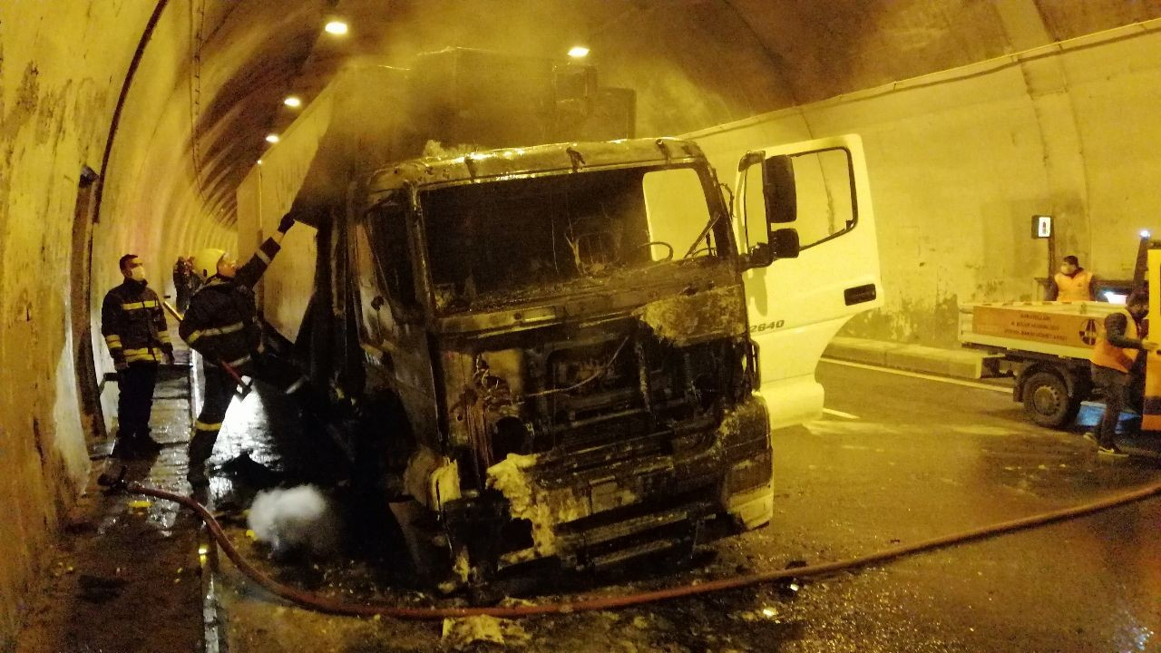 Bolu Dağı'nda TIR yangını... Yol trafiğe kapatıldı