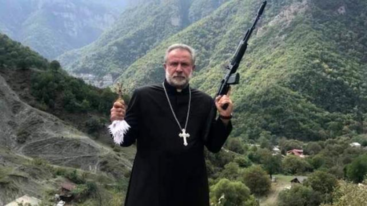 Azerbaycan'a tehditler savuran rahip kaçtı