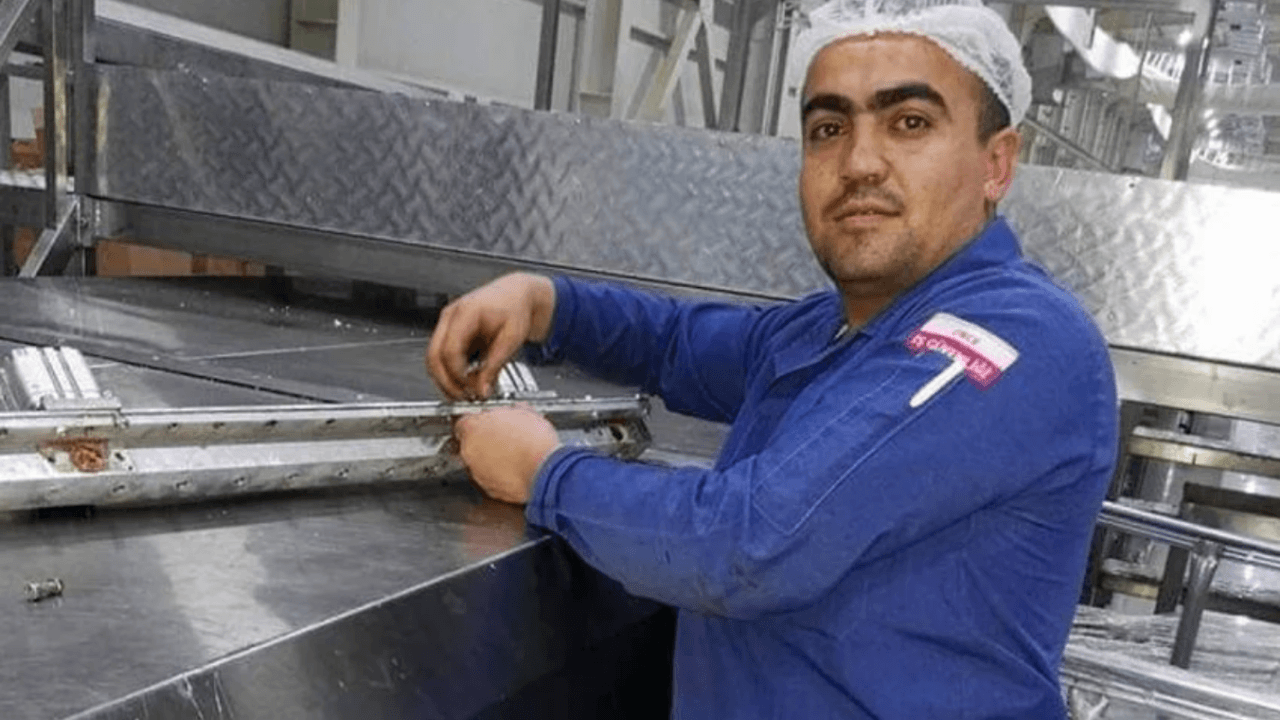 Kafasını kek makinesine kaptırdı!