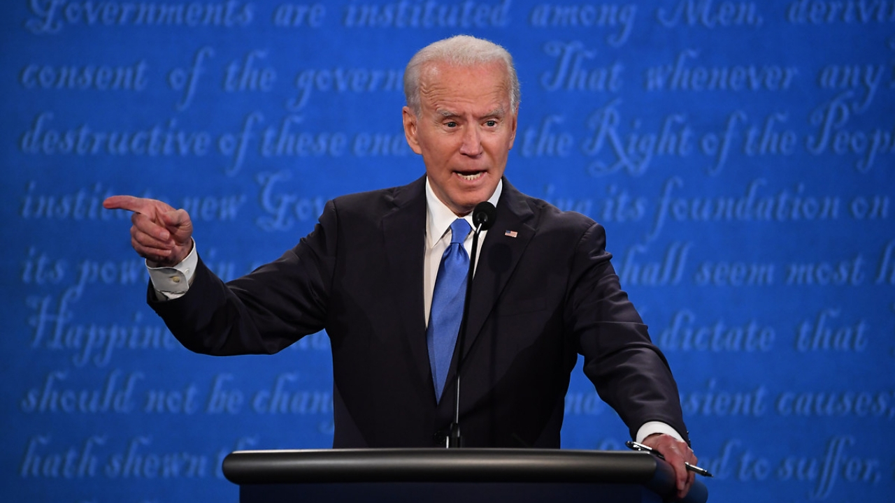 Joe Biden, köpeğini severken kendisini sakatladı!