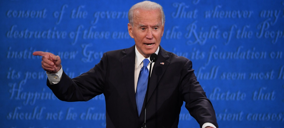 Joe Biden, köpeğini severken kendisini sakatladı!