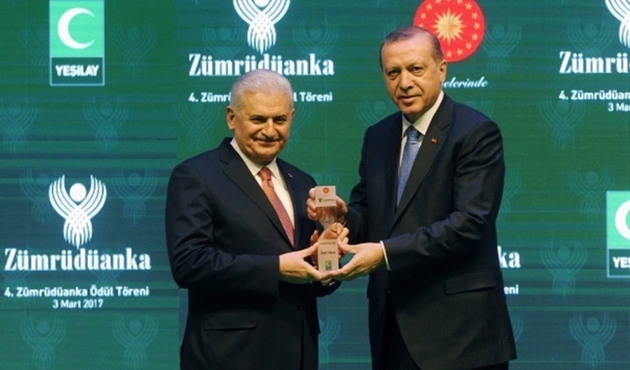 Başbakan Yıldırım'a ödülünü Cumhurbaşkanı Erdoğan verdi