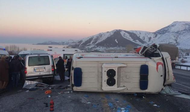 Ambulansla kamyonet çarpıştı: 4 ölü, 1 yaralı
