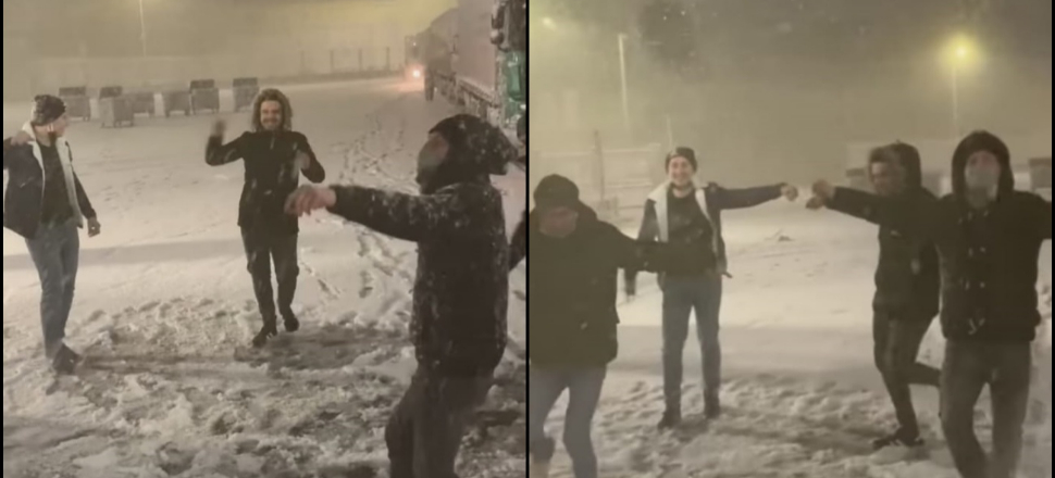Kar yağışını göbek atarak kutladılar