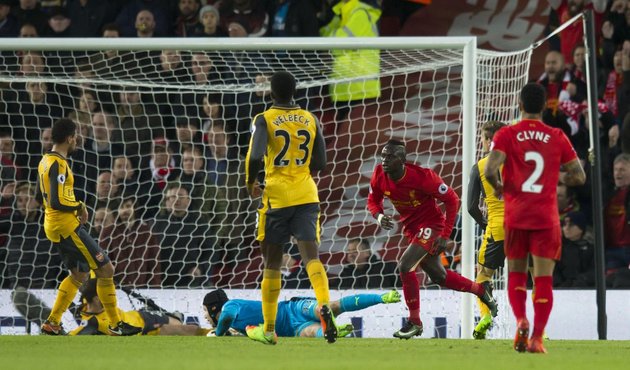 Liverpool Arsenal'i çimlere gömdü!