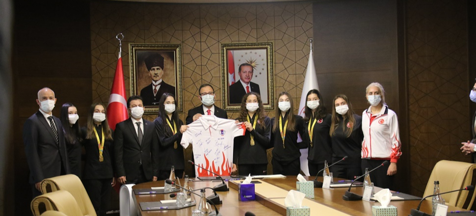 Bakan Kasapoğlu altın kızlarla buluştu