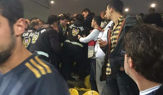 'Yönetim istifa' diyen Fenerbahçe taraftarları stattan çıkarıldı