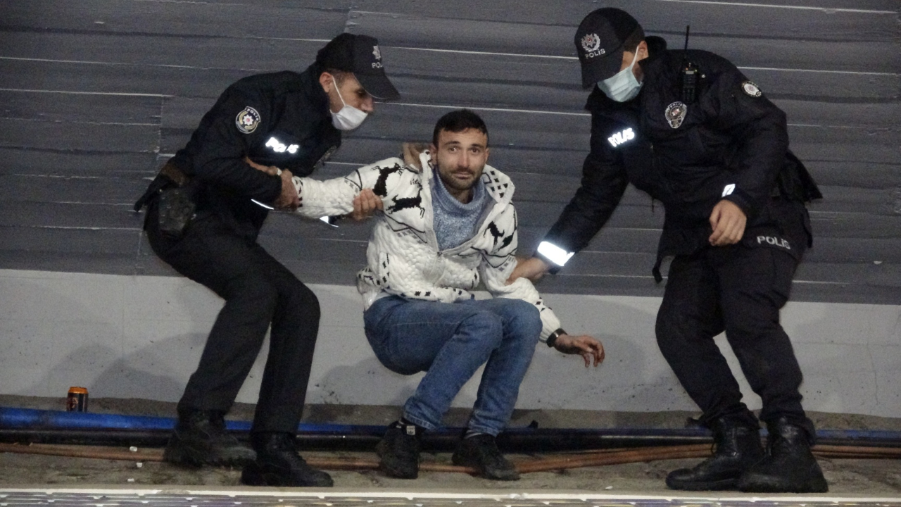 'Polisi seviyorum' dese de cezadan kurtulamadı
