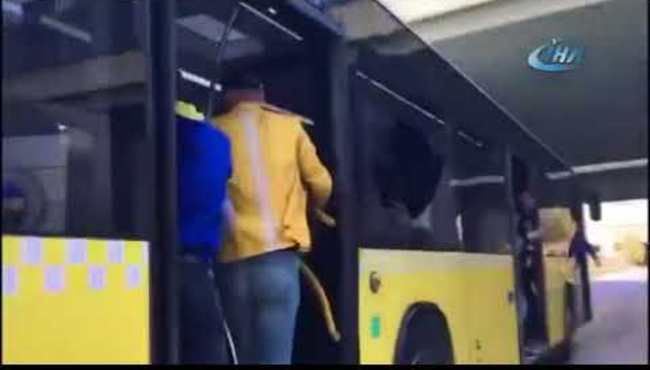 Fenerbahçe taraftarı halk otobüsünün camlarını kırdı