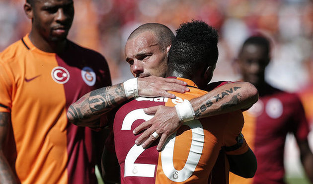 Galatasaray yönetiminden ortalığı karıştıracak Sneijder kararı