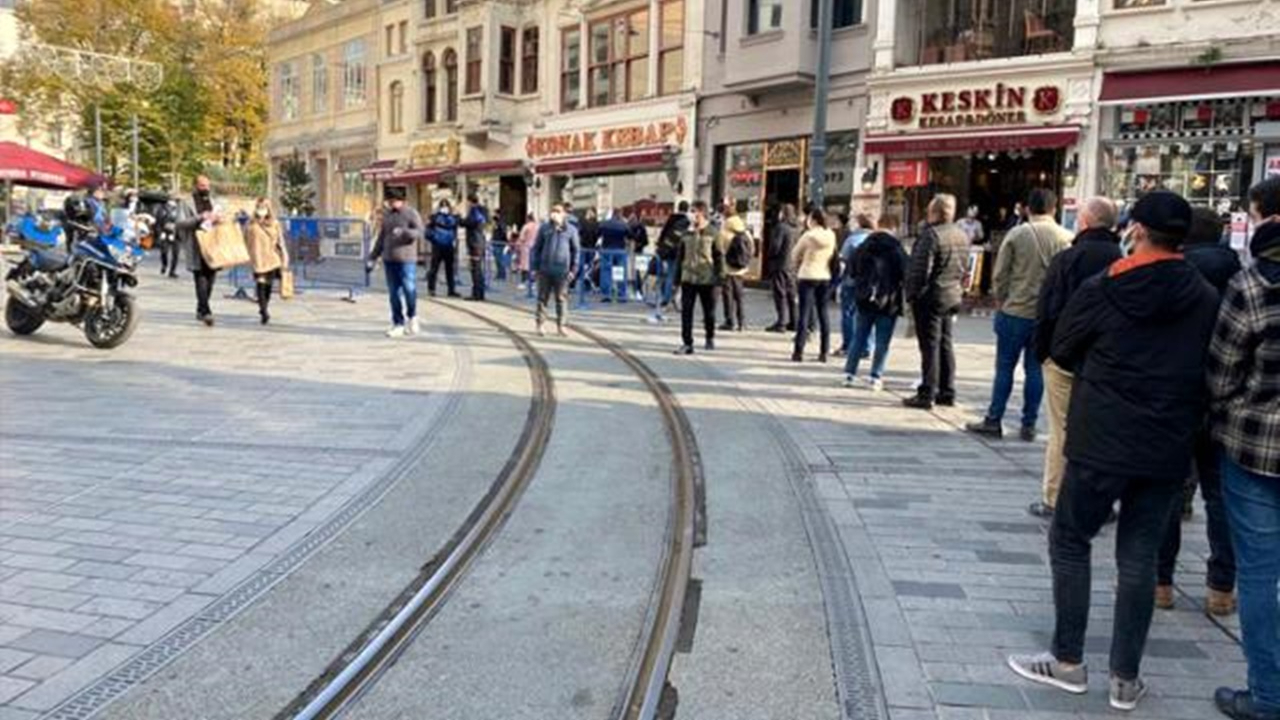 İstiklal Caddesi'ne girmek için dakikalarca sırada beklediler