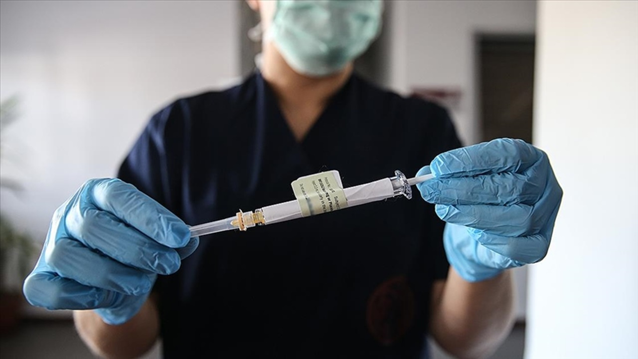 Pfizer'den umut bağlanan aşı için korkutan açıklama