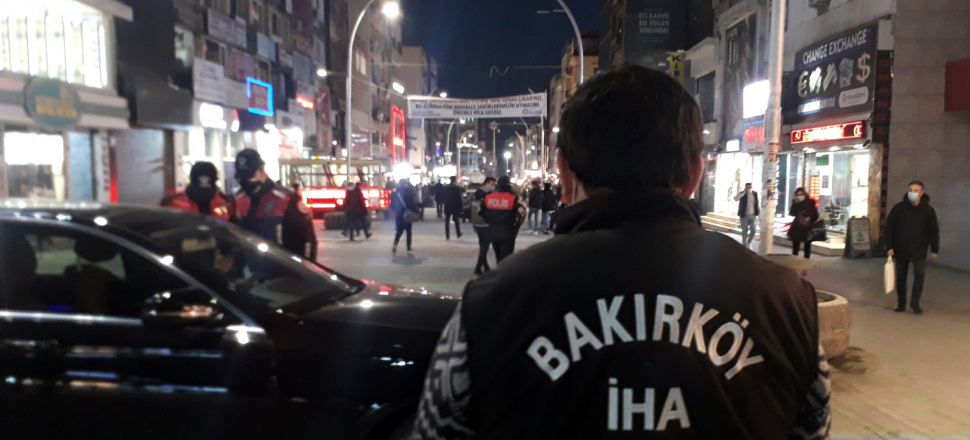 Bakırköy'de polis sokakta sigara içenleri havadan buldu!
