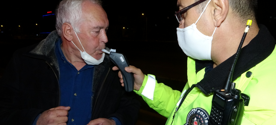 Kısıtlamada aracını polisin üzerine sürdü