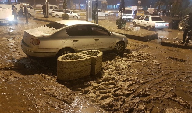 Şanlıurfa'da araçlar çamura saplandı