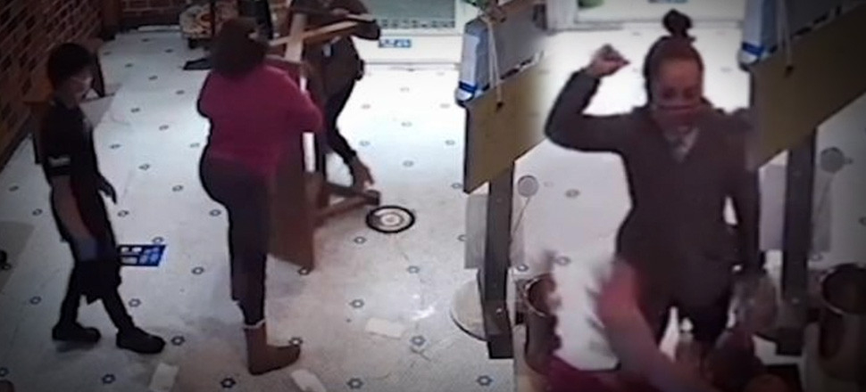 ABD'de bir babaanne, torununa şişe fırlatan kadını masayla dövdü!