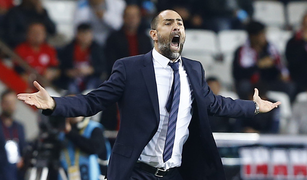 Tudor hakeme dokundu, tribüne yollandı!