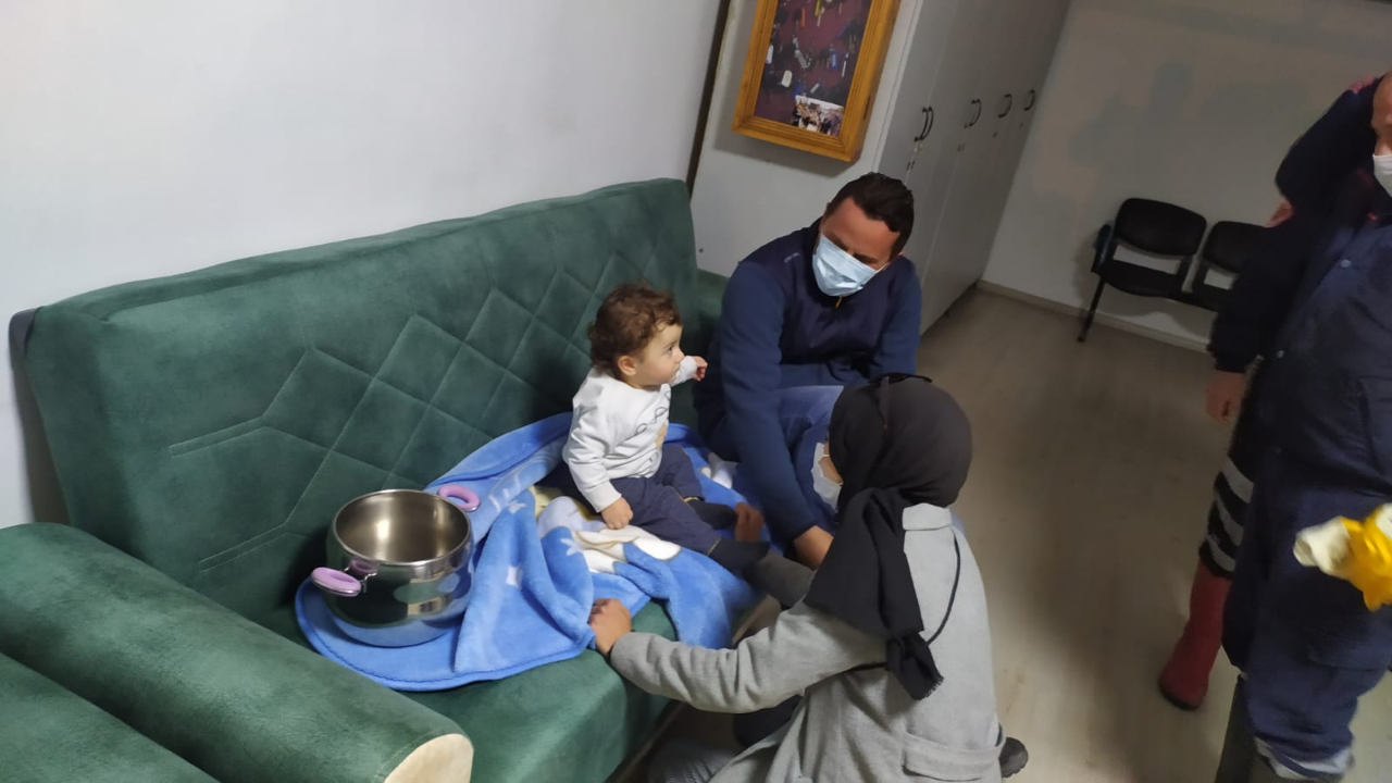 Nevşehir’de düdüklü tencereye sıkışan bebeği itfaiye kurtardı