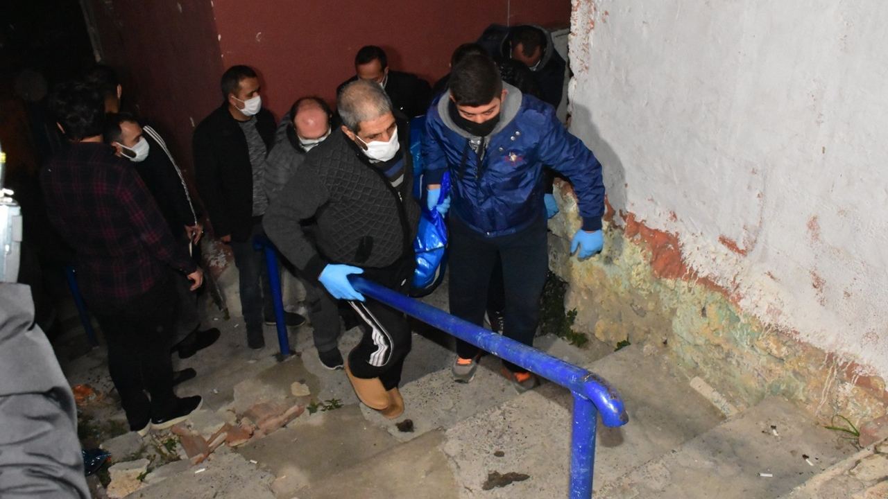 6 yerinden bıçaklayıp öldürdüğü eşini halıya sardı