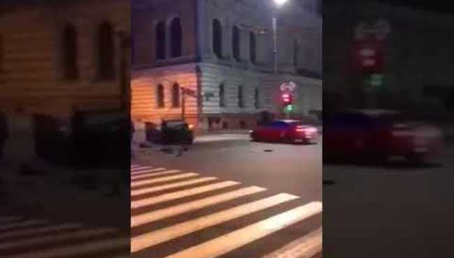 Ukrayna’da araç kalabalığın arasına daldı...